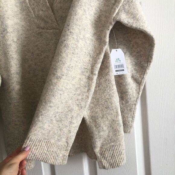 Women’s V-neck Oatmeal Sweater - Picture 8 of 8